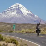 De l'Afrique à la Bolivie : Le mont Sajama, 6 542 m, surplombe la route.