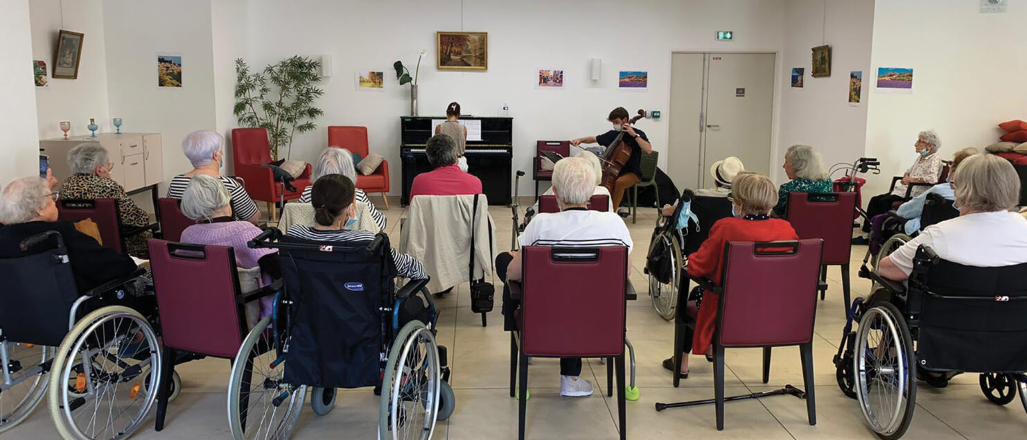 Duo violoncelle piano en Ehpad par des bénévoles de l’association Mus’Hope.