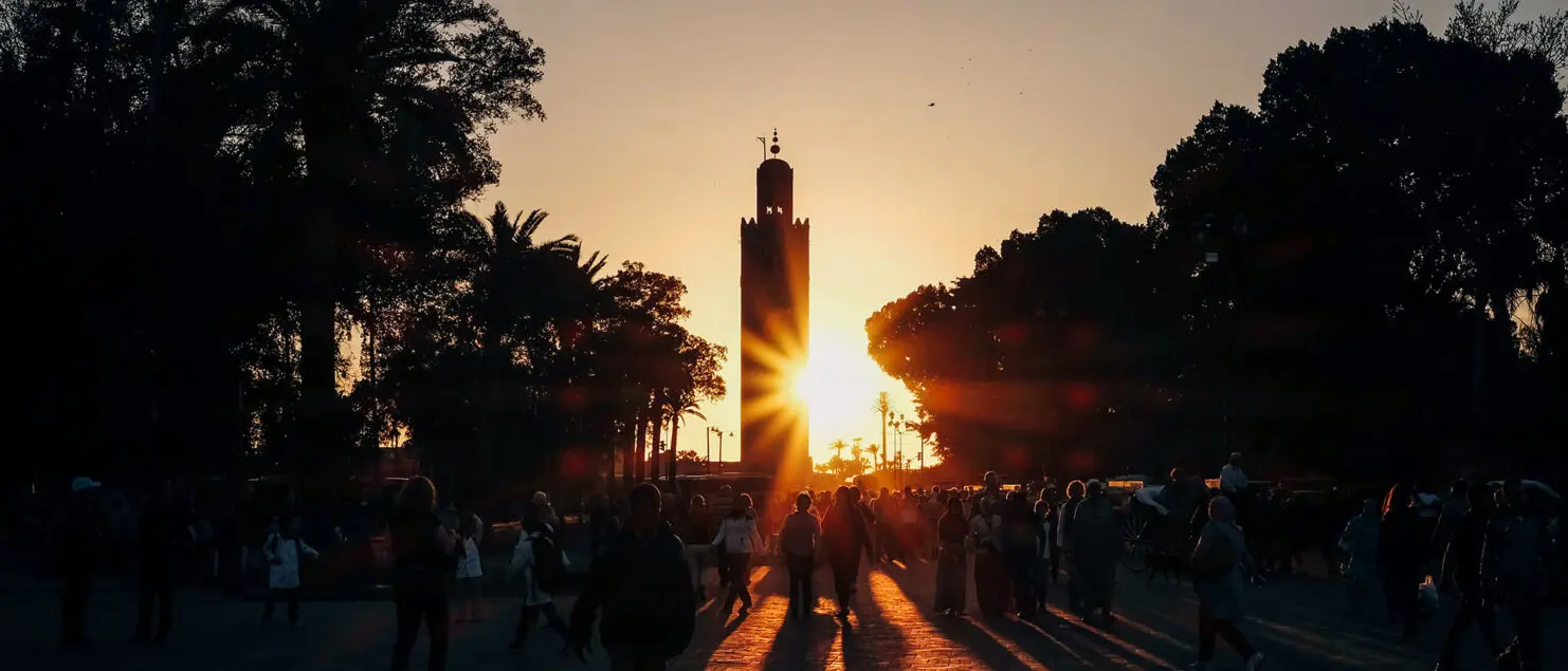 Coucher de soleil sur Marrakech. Double lien avec l'étymologie du Maroc.