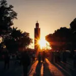 Coucher de soleil sur Marrakech. Double lien avec l'étymologie du Maroc.