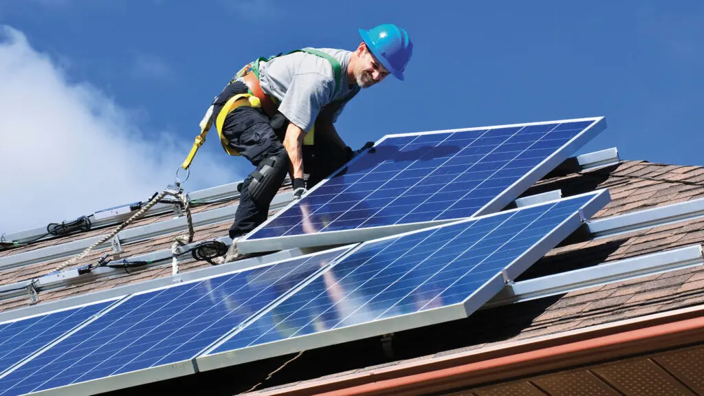 Installation de panneaux solaires pour rendre le bâtiment plus écologique