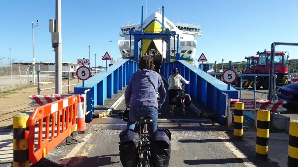 Monter dans le ferry qui nous ramène en France : plus que quelques mètres ! 