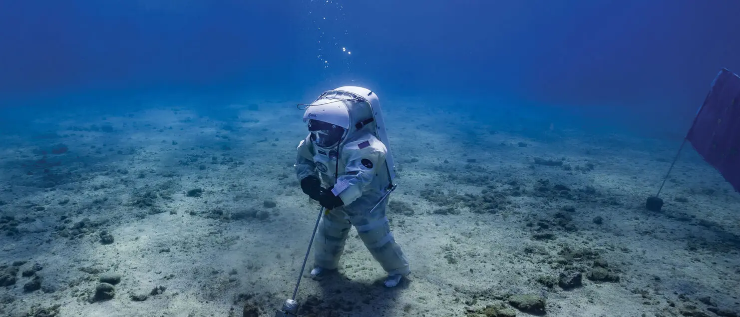 L’astronaute Jean-François Clervoy (X78) lors d’un entraînement en mer dans le scaphandre à microgravité développé par le docteur en robotique spatiale Peter Weiss / Comex. © Alexis Rosenfeld