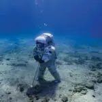 L’astronaute Jean-François Clervoy (X78) lors d’un entraînement en mer dans le scaphandre à microgravité développé par le docteur en robotique spatiale Peter Weiss / Comex. © Alexis Rosenfeld