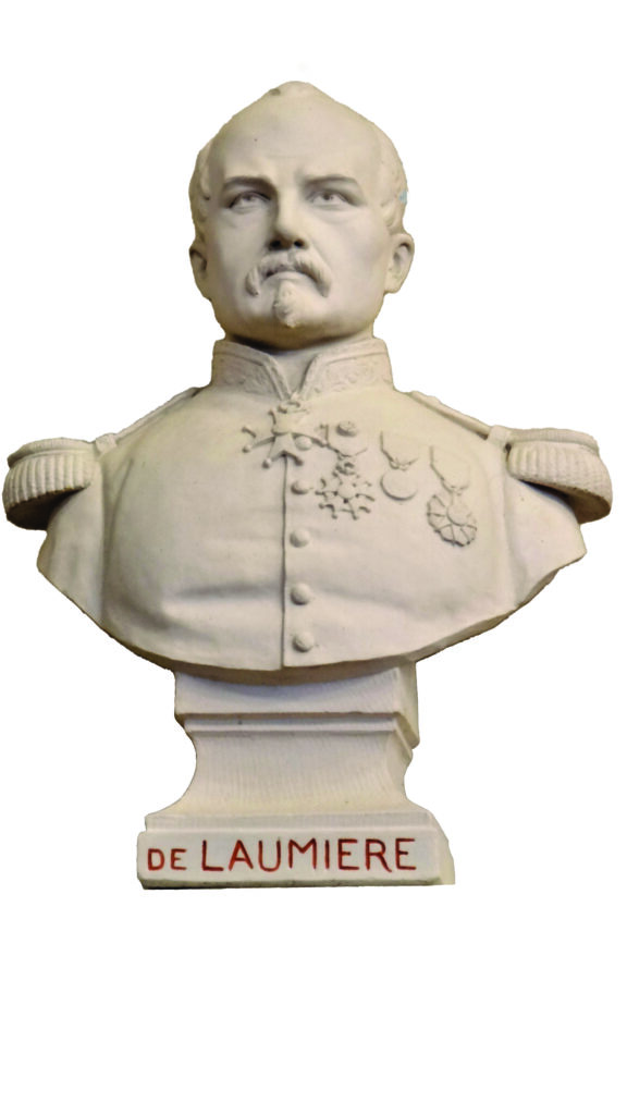 Le buste du général Vernhet de Laumière dans la salle des Illustres de l’école de Sorèze.