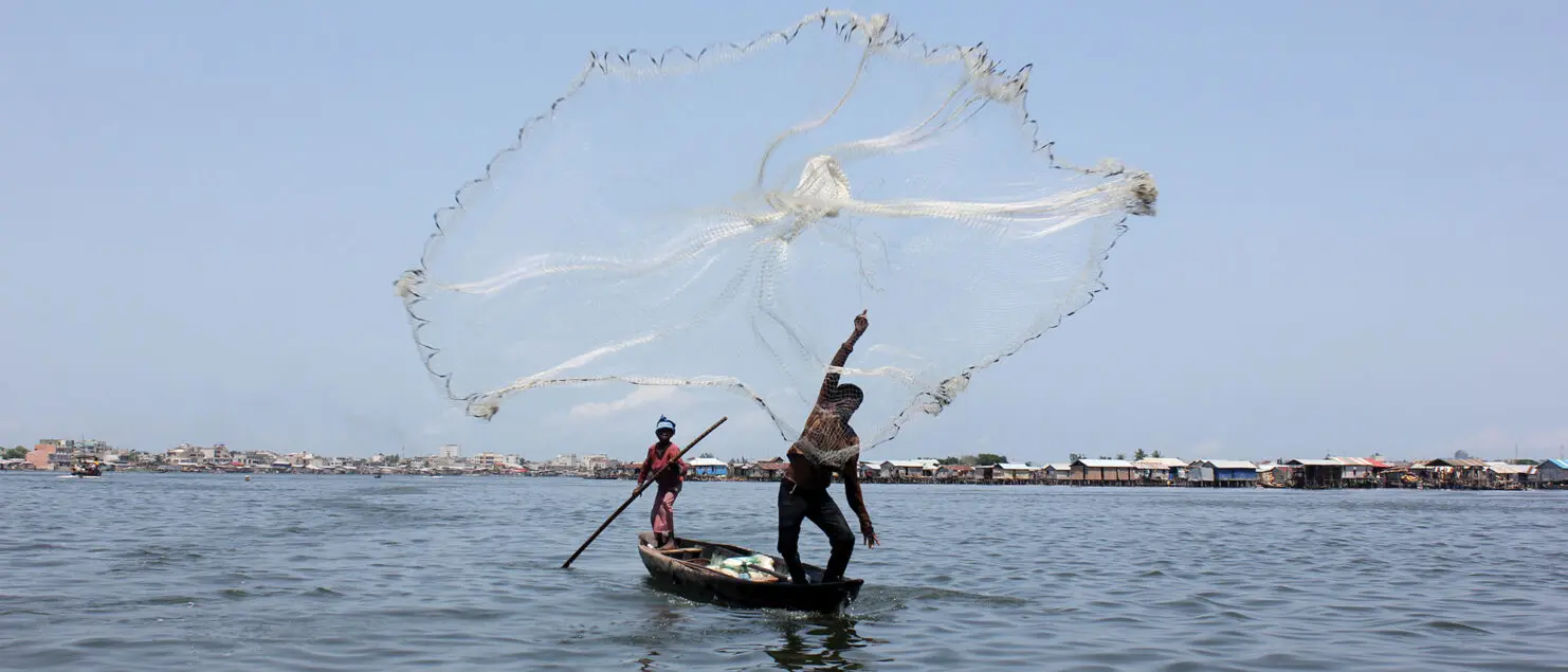 Pêche artisanale au filet épervier sur la lagune Nokoué. La lagune Nokoué, située sur le littoral du Bénin et alimentée par l’Ouémé et la Sô, est une des lagunes les plus productives d’Afrique de l’Ouest.