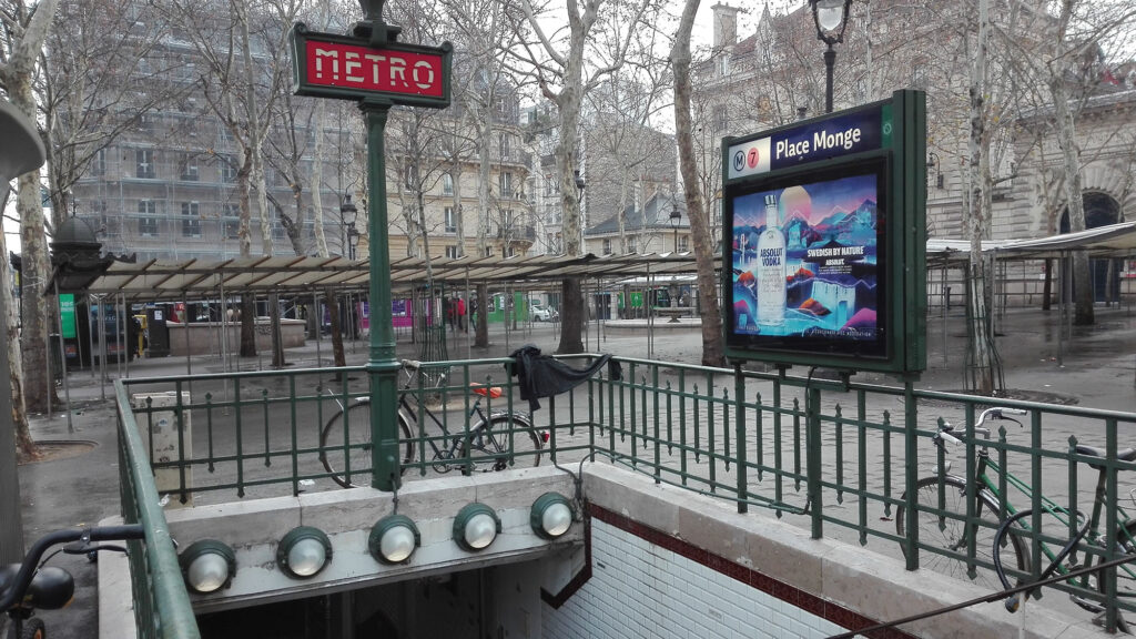 Accès principal de la station de métro Place Monge, sur la place du même nom.