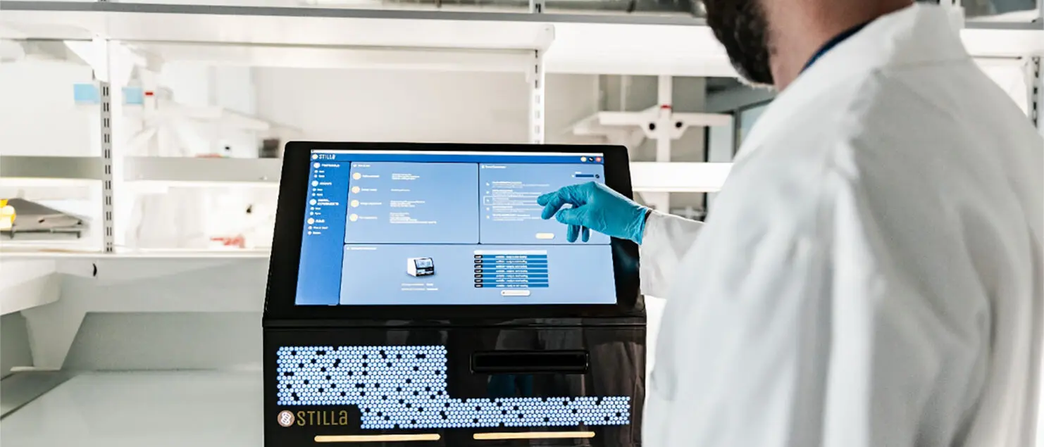 Le système Nio™+, lancé par Stilla Technologies en Novembre 2023, permet d’implémenter des analyses génétiques de précision par PCR digitale en routine et vise des applications en biopharma et de diagnostic in-vitro.