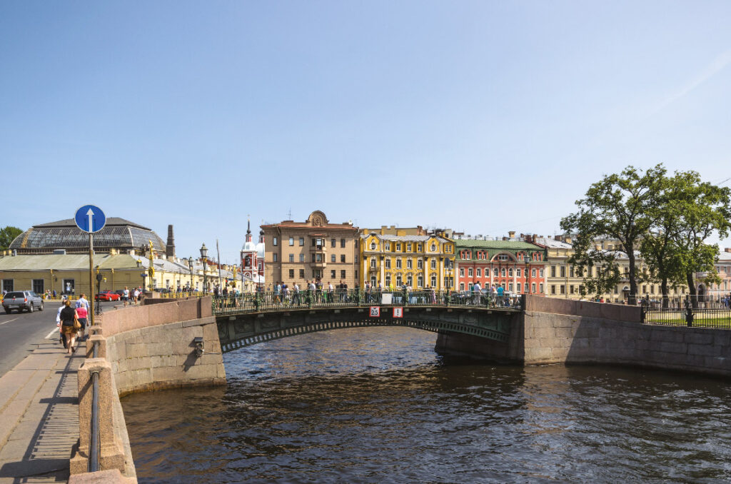 Le premier pont des Ingénieurs, sur la Moïka à Saint-Pétersbourg, a été construit en 1824-1825 par Pierre Dominique Bazaine (X1803) assisté d’Émile Clapeyron (X1816).