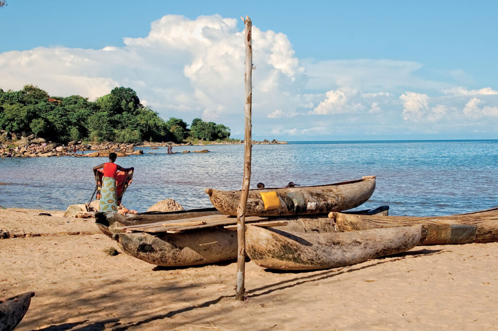 Pirogues au bord du lac Malawi.