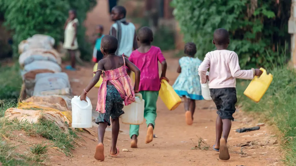 Enfants transportant des bidons d’eau en Ouganda.