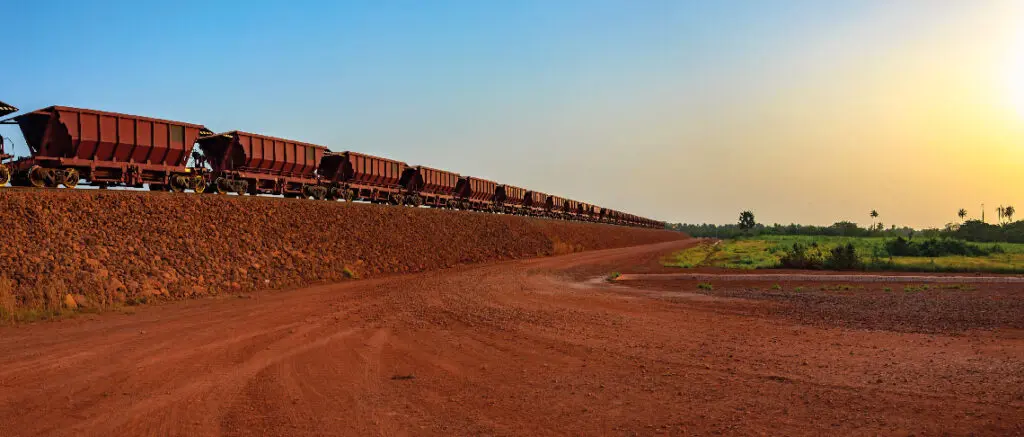 Wagons transportant du minerai de bauxite, Guinée.