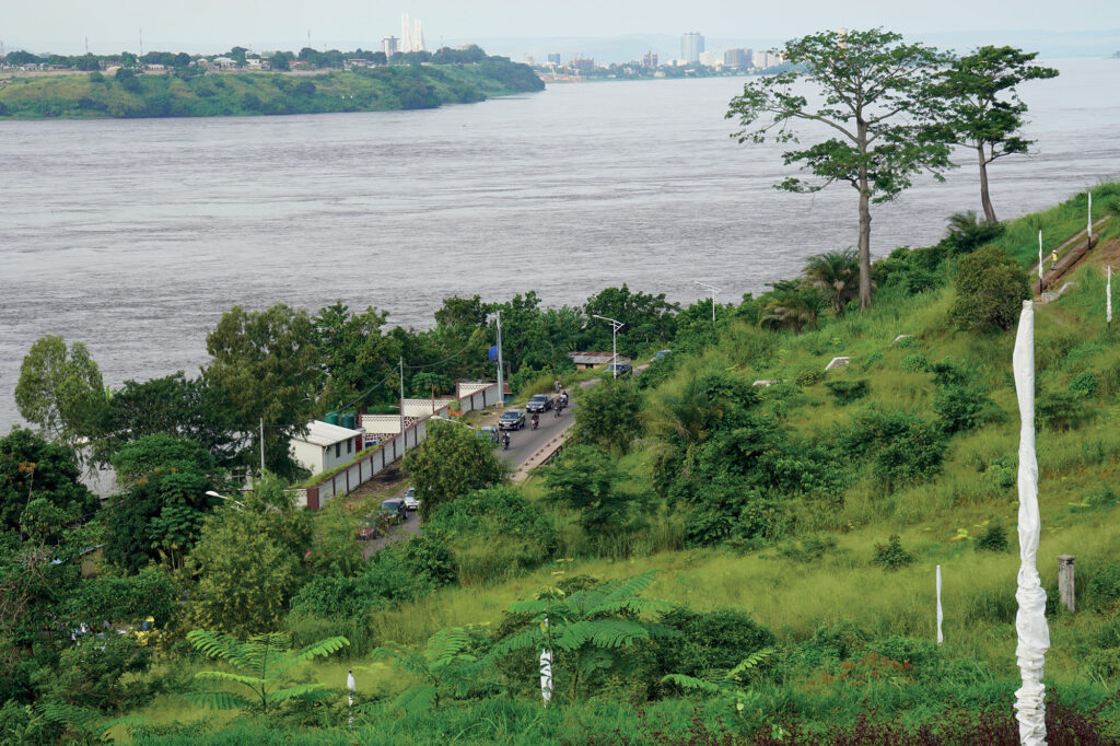 Fleuve Congo à Ngaliema, RDC. Vue de Brazzaville, République du Congo, en arrière-plan.