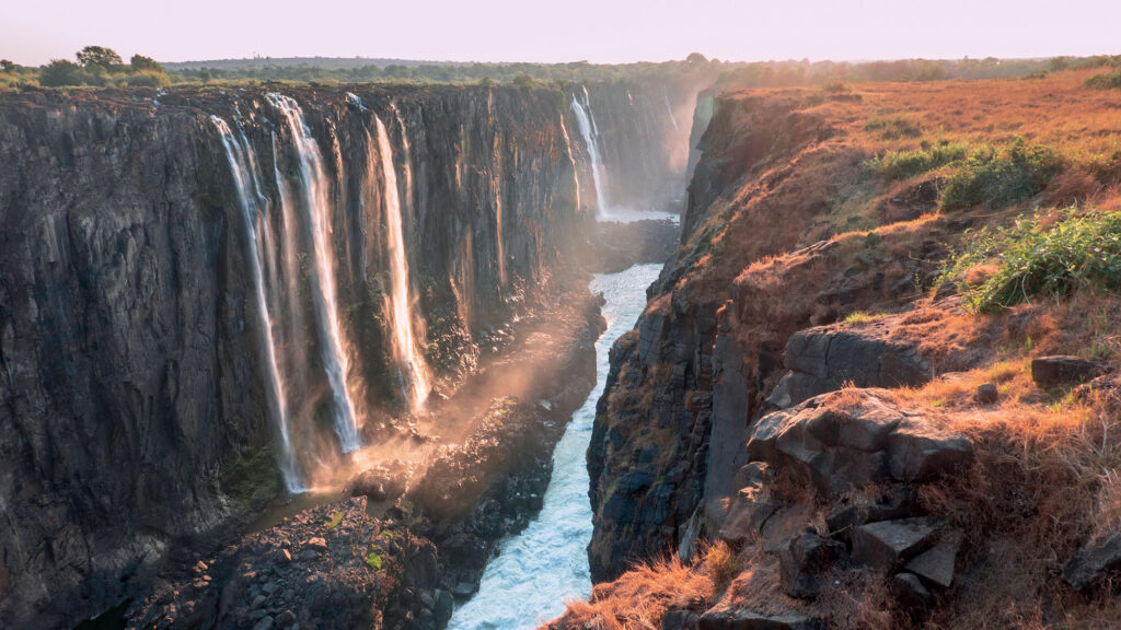 Les chutes Victoria, sur le fleuve Zambèze, marquent la frontière entre la Zambie et le Zimbabwe.