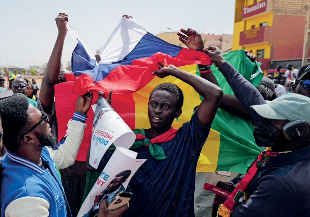 Des manifestants sénégalais brandissent les drapeaux de la Russie et du Sénégal lors d’une manifestation à Dakar, au Sénégal, le 24 février 2024.
