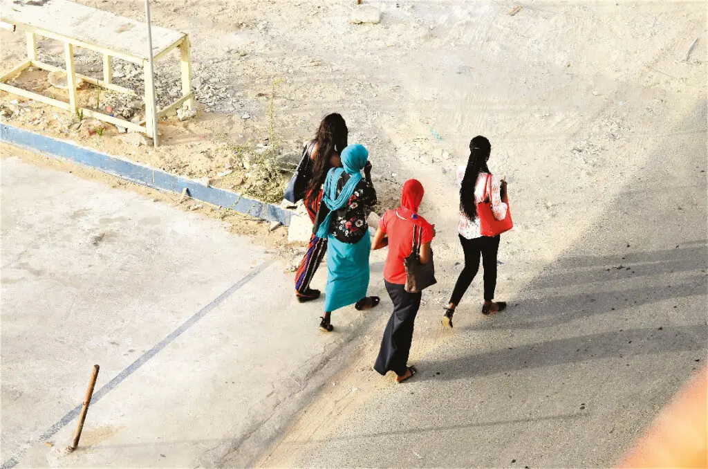 Groupe de jeunes femmes dans les rues de Dakar.