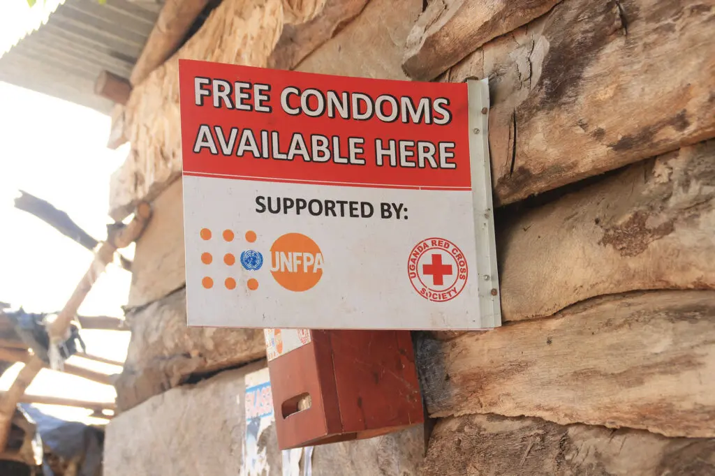 Distribution de préservatifs gratuits soutenue par la Croix-Rouge en Ouganda.