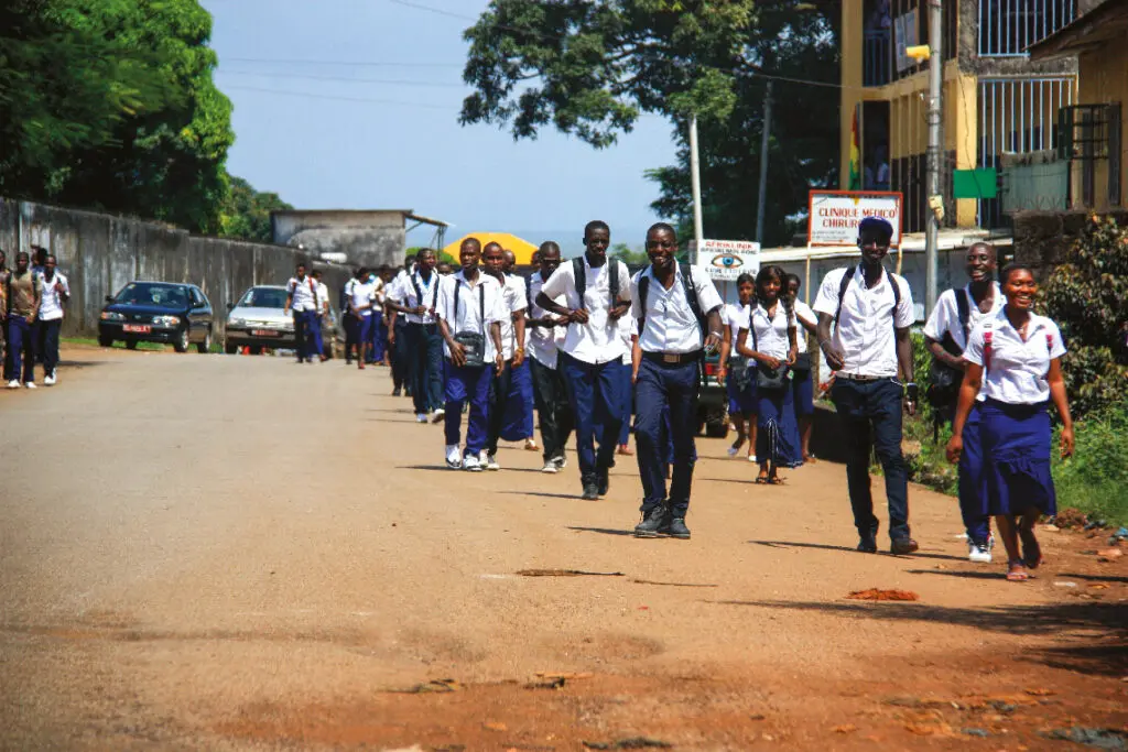 Adolescents se rendant au lycée à Conakry, Guinée.