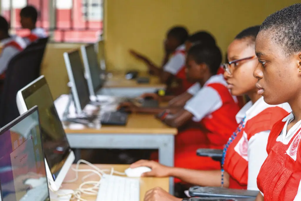 Étudiantes du secondaire au laboratoire informatique, Onitsha, Nigeria.