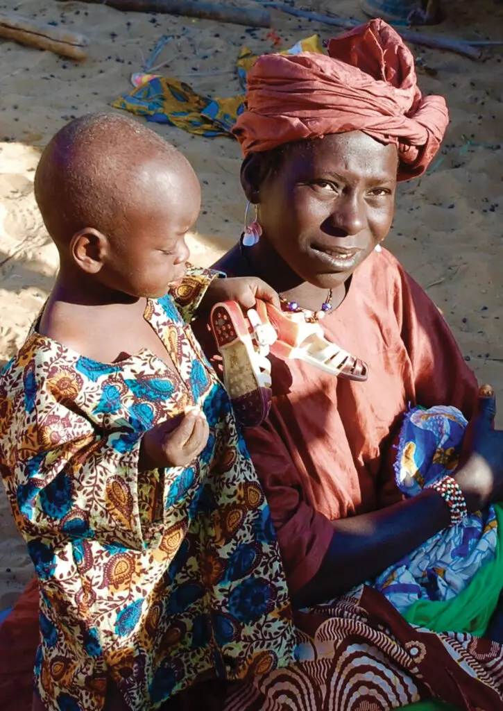 Jeune mère avec deux enfants vivant sur la rive du fleuve Niger.