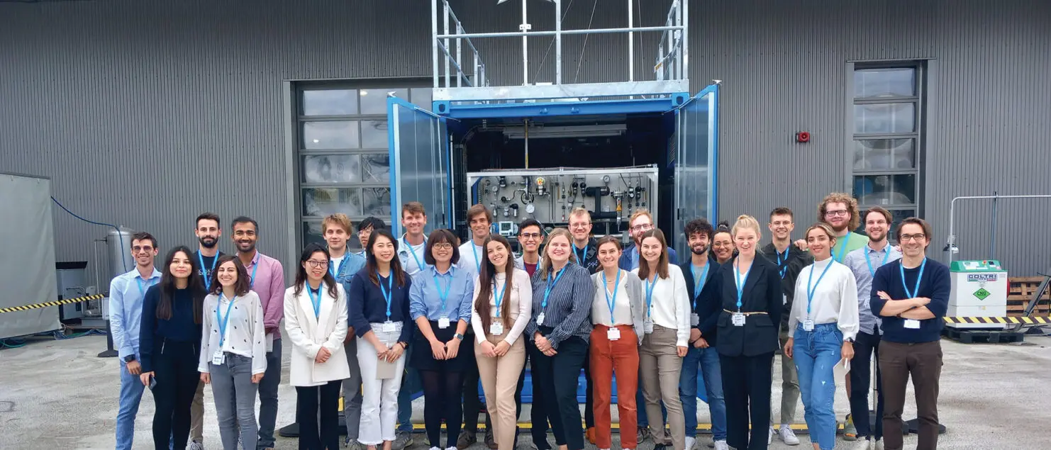 Participants de l’École chez ENGIE pour une visite de l’installation hydrogène par le directeur du laboratoire CRIGEN.